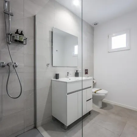 Nuevo Estudio A Metros De La Playa, Con Terraza Y Zonas Comun 3c * Valencia